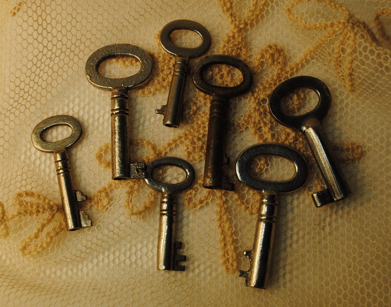 Lucky 7 small ANTIQUE KEYS OVAL eye top english school perfect for jewelry. Made in England skeleton Vintage keys to my heart