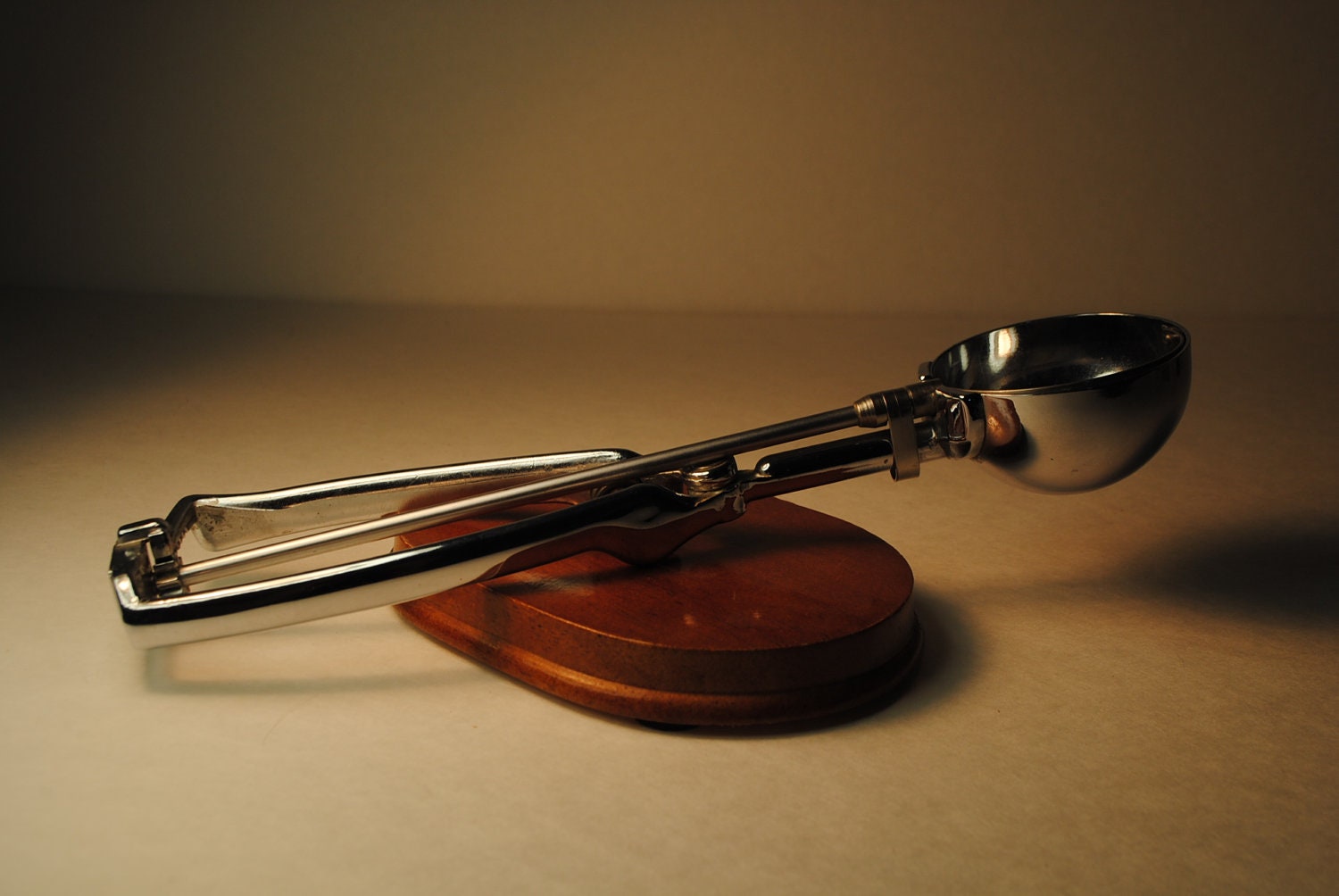 vintage BONZER ice cream scoop no.16 MADE in ENGLAND made to last a lifetime 9.5 inches English stainless steel