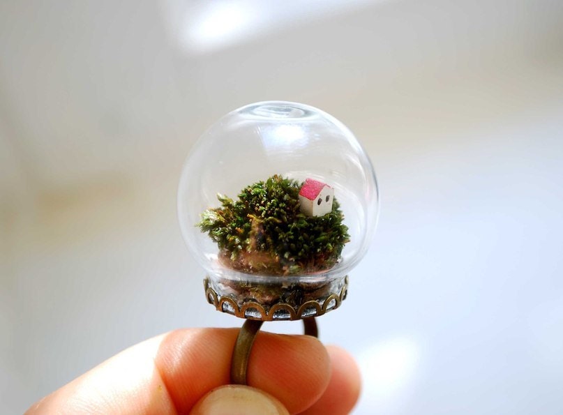 Terrarium ring - terrarium jewelry miniature - globe ring - natural moss with tiny house - globe terrarium ring