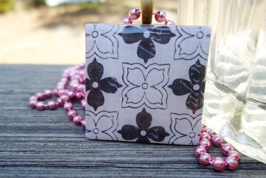 Classic Wood Pendant Necklace With White and Black Flowers