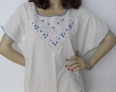 Mexican vintage 90s shirt in white cotton and embroidered in blue. Wide, short sleeve. Size M - L UE // 12 - 14 UK // 6 - 8 USA.
