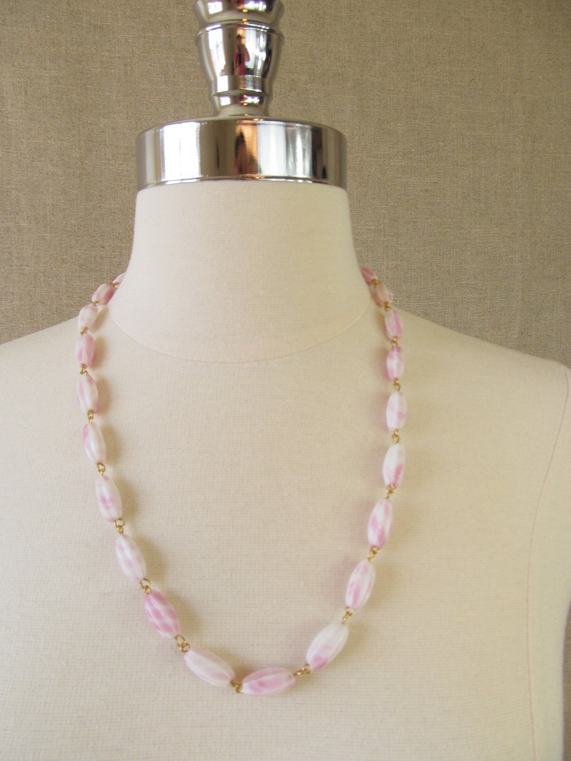 Vintage Necklace / 1960s Pink Necklace