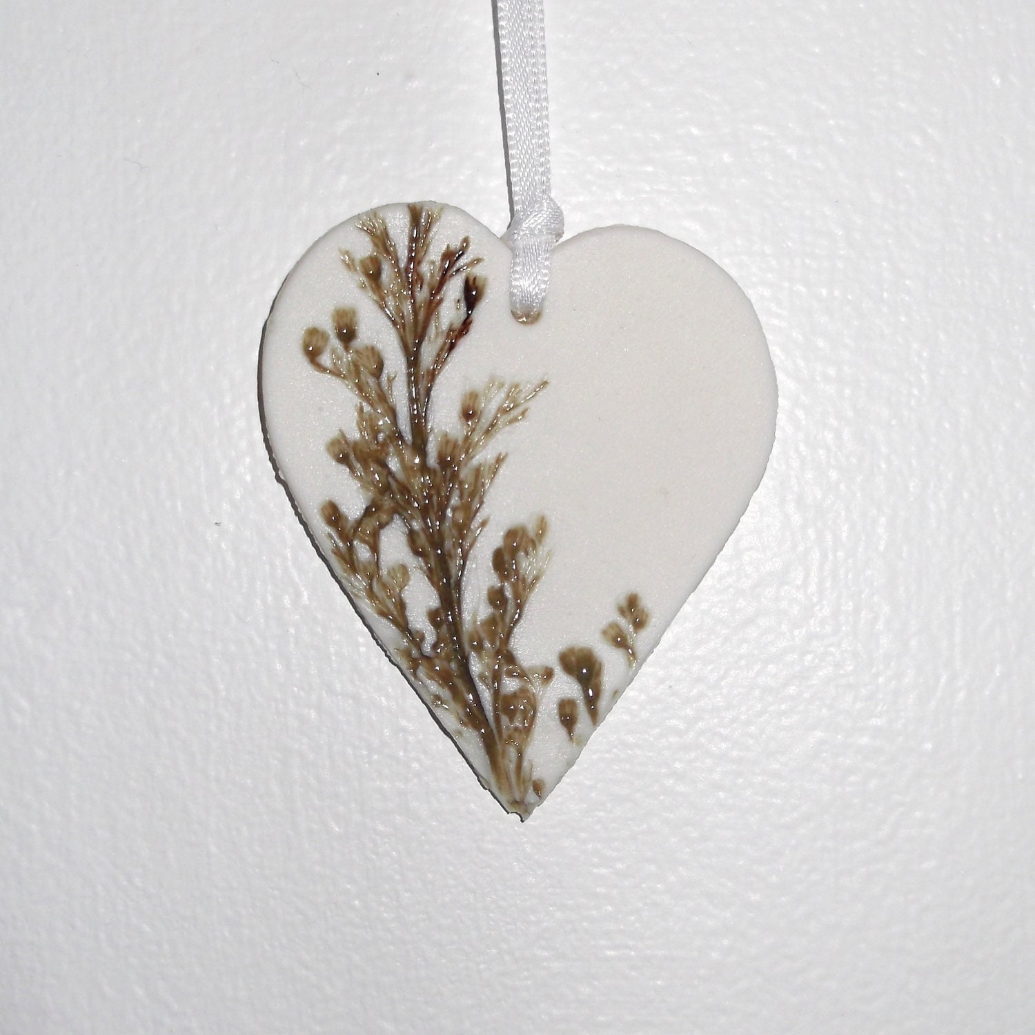Handmade Porcelain Heart Hanging Decoration Gift with Green Leaf