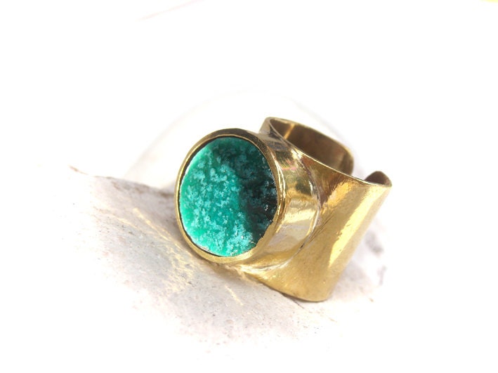 Adjustable ring, in brass and  jade ceramic