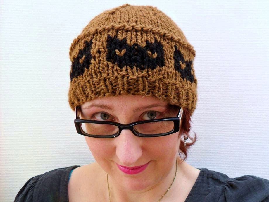 Chunky knit winter beanie - with fair isle cats - Caramel and black