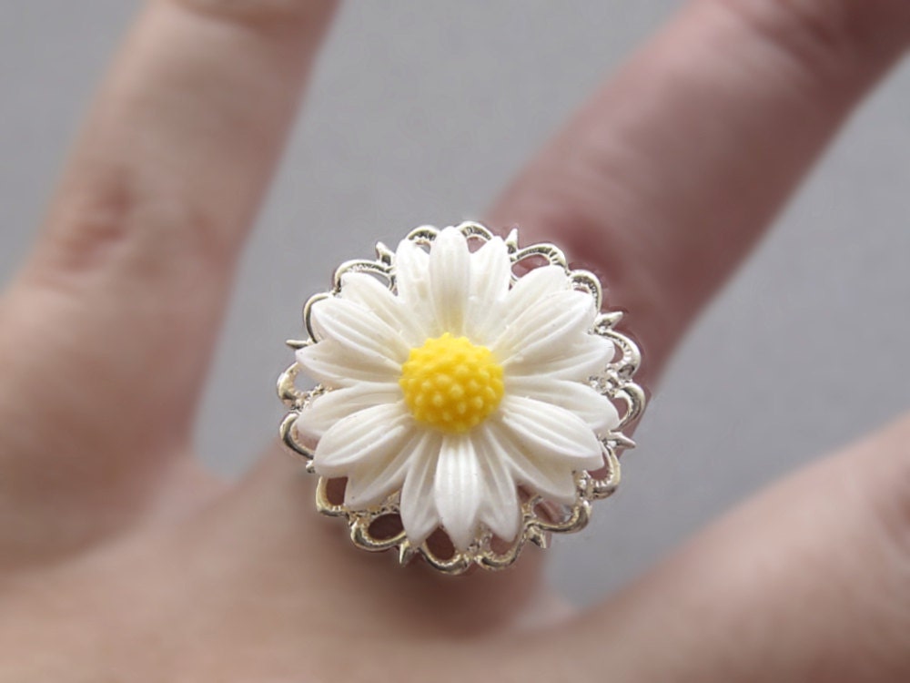 Daisy ring, filigree silver plated adjustable ring base, white flower cocktail ring, large floral ring