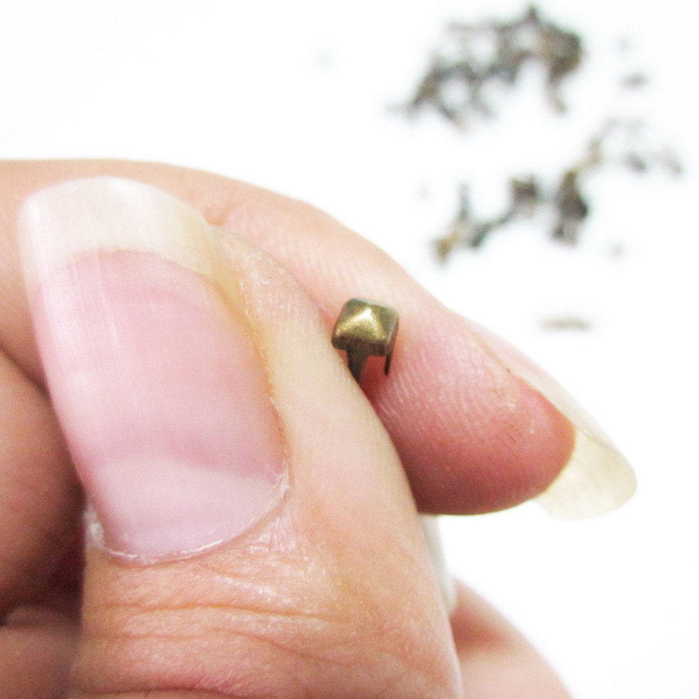 100pcs 3mm Tiny Metal Pyramid Studs - Brass