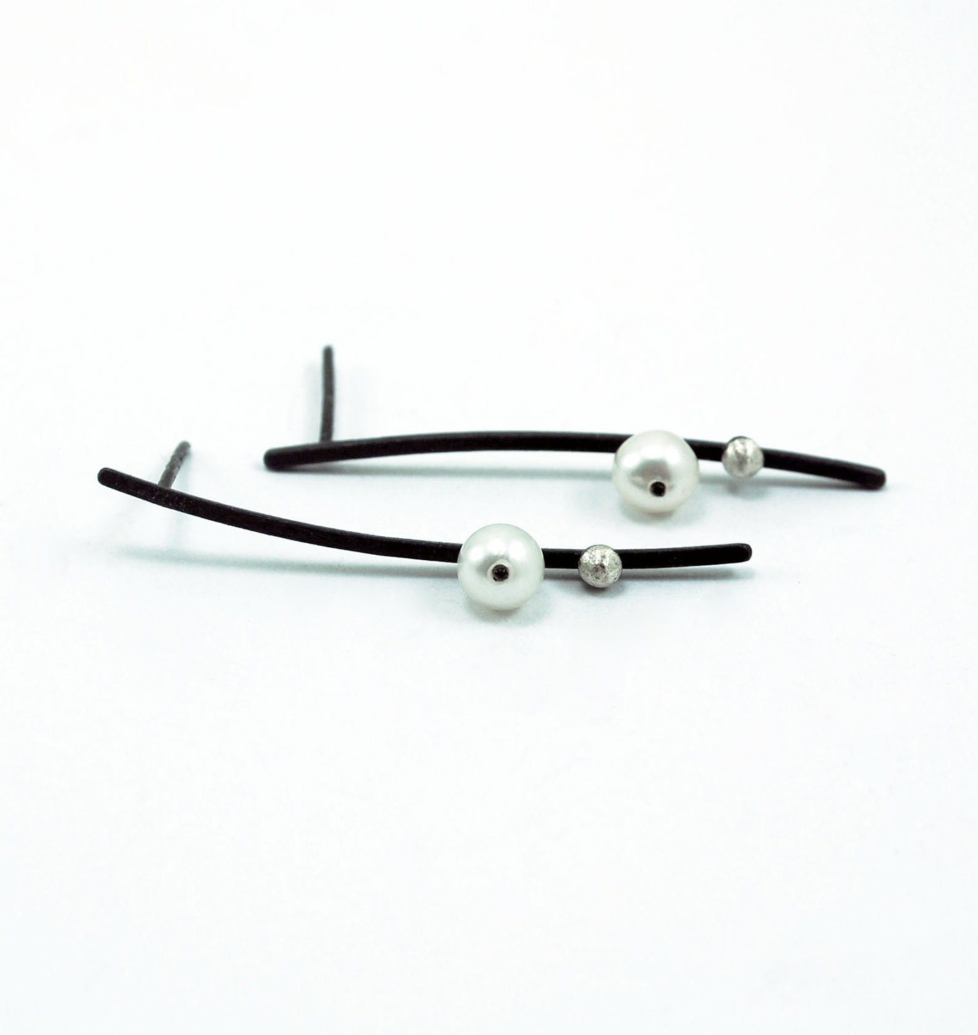 Oxidized Sterling Silver Earrings. Cultured Pearls. Black. Post. EL VIEJO BALANCIN 7 Earrings. Handmade by Maria Goti Joyas.
