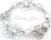Cut-out flower bracelet with pearls