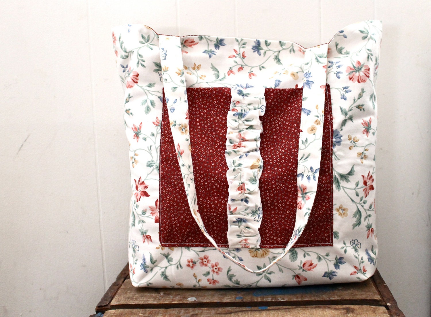 Beach Tote - Market Bag - Floral - Red and Off White  - Ruffles