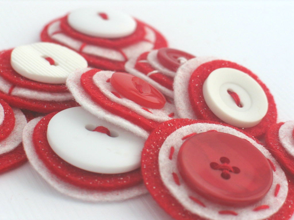 CANDY CANE Button Baubles Set of 9 Felt and Button Embellishments in Red and White / Christmas