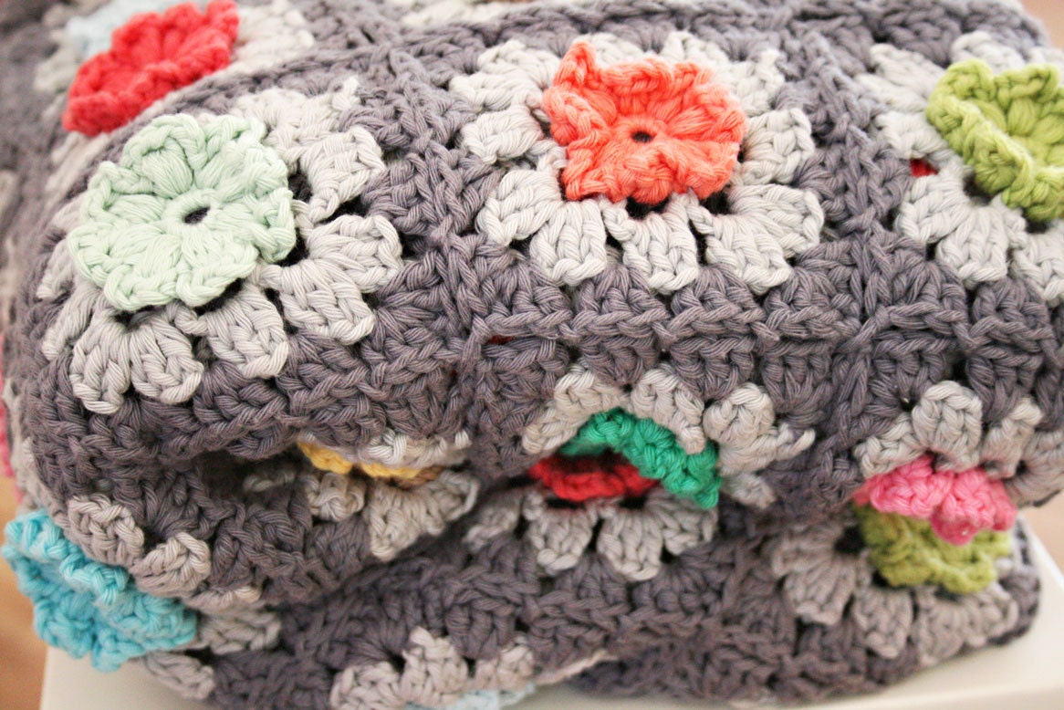 Granny Square Bobble Flower Blanket Crochet pattern - pdf tutorial - haakpatroon - REV IT UP in Dutch and English