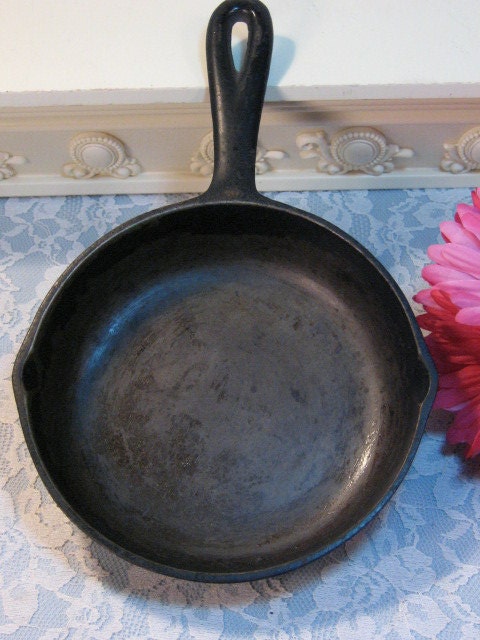 Vintage Griswold Wagner Cast Iron Number 3 Skillet by havetohaveit