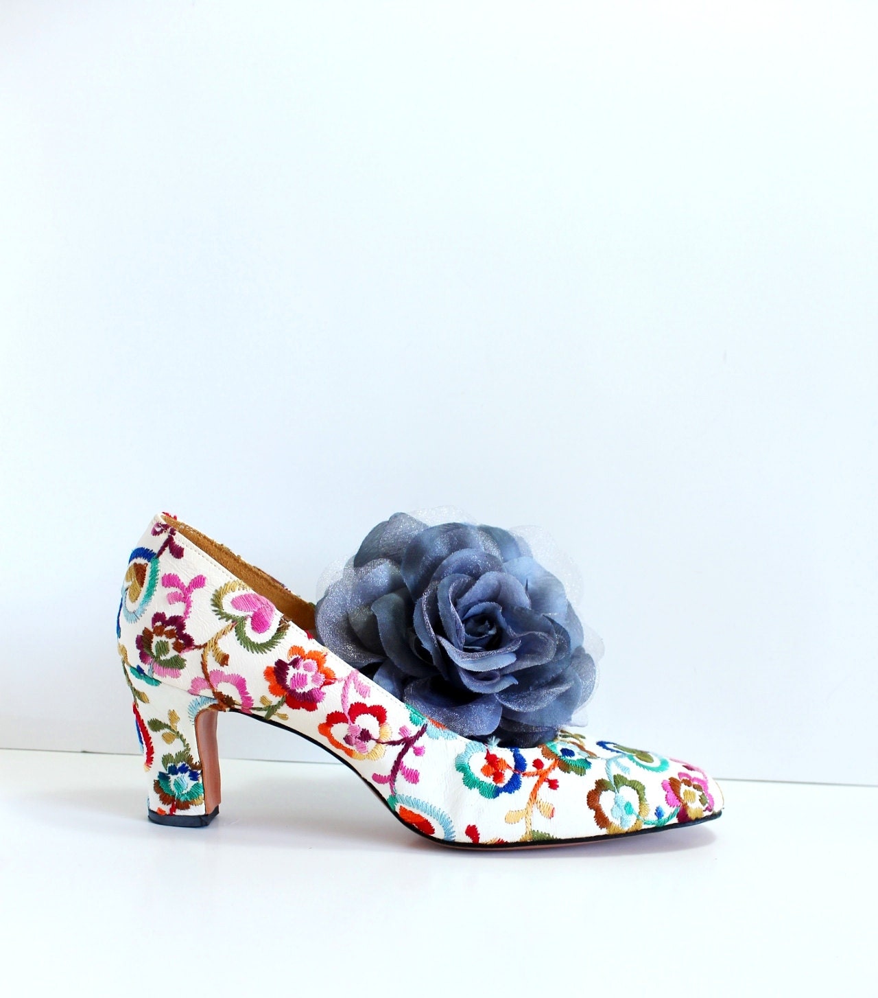 Christmas In July Sale - Vintage 1960s White Multicolored Embroidery Heels. Mad Men. Hearts. Floral. Weddings. Summer. US Size 8
