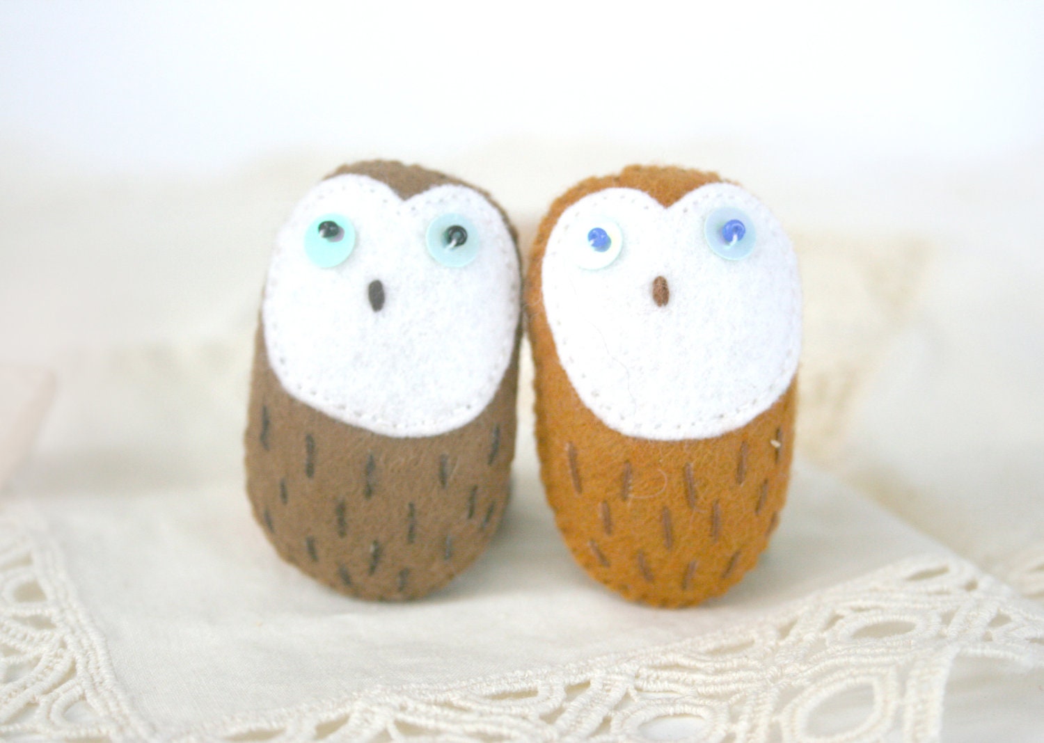 nestling owl pin - felt owl love - set of 1