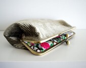 metal frame clutch purse. kisslock clutch. luxurious velvet. kiss lock clutch purse. leather strap. bottle green
