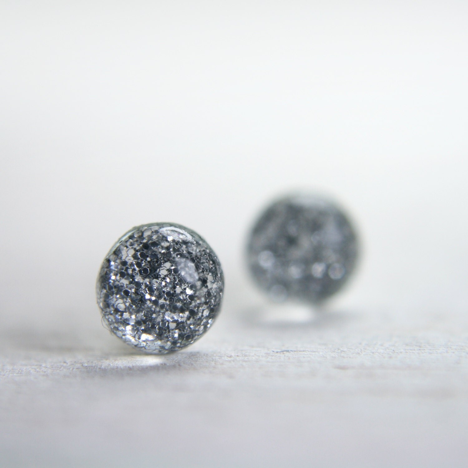 tiny globe in sparkly silver - 5mm - silver glitter dot stud earrings jewelry