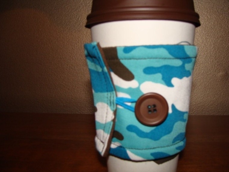 Coffee cozy with button and elastic closure