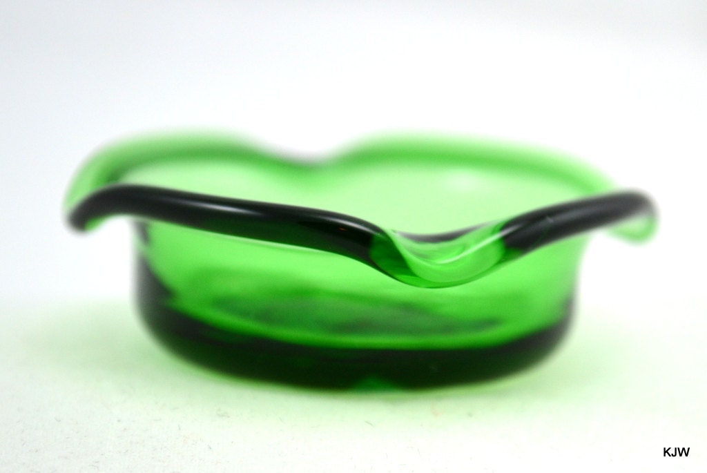 Green dish with Fume dots