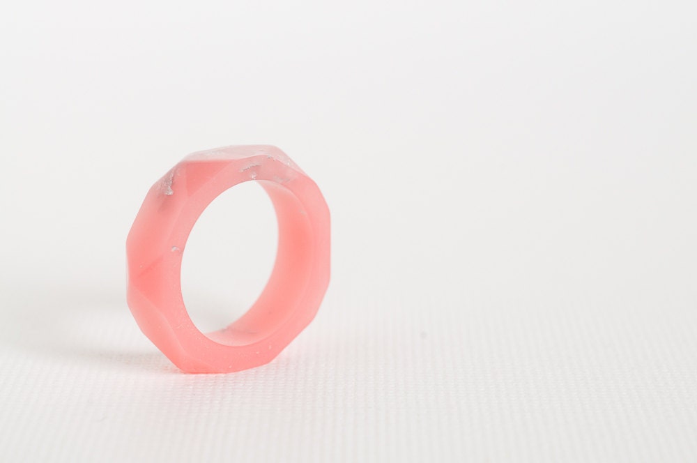thin geometric eco resin ring - light pink with silver flakes - size 6