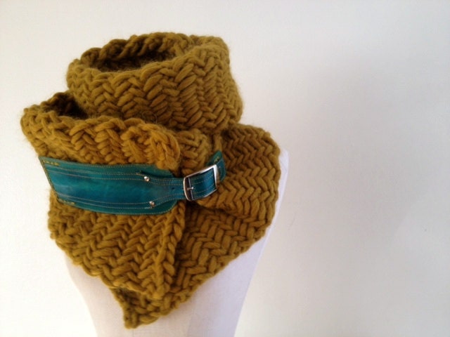 Herringbone chunky  knit scarf with leather buckle