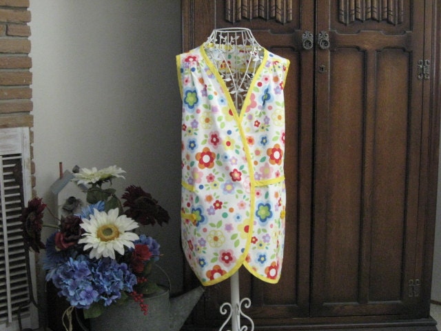 Wrap Apron in White with Mod Flowered Fabric Yellow Trim Kitchen Accessories