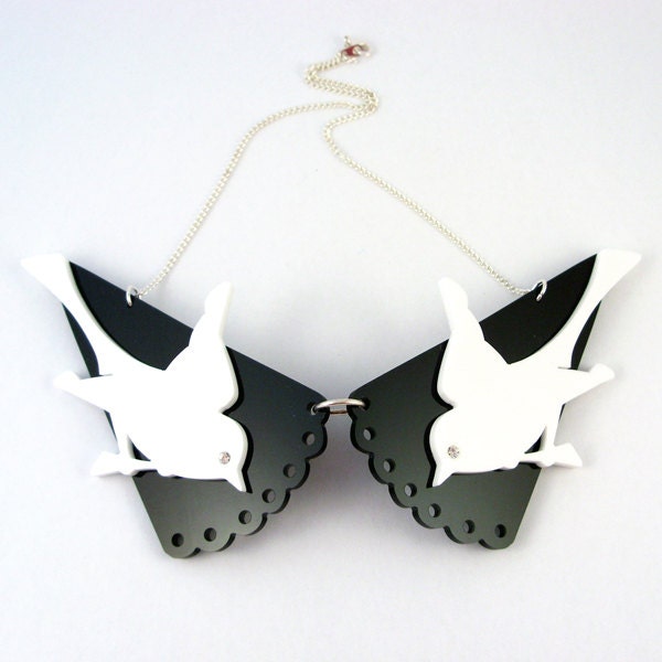 White Acrylic Wagtail Collar Necklace