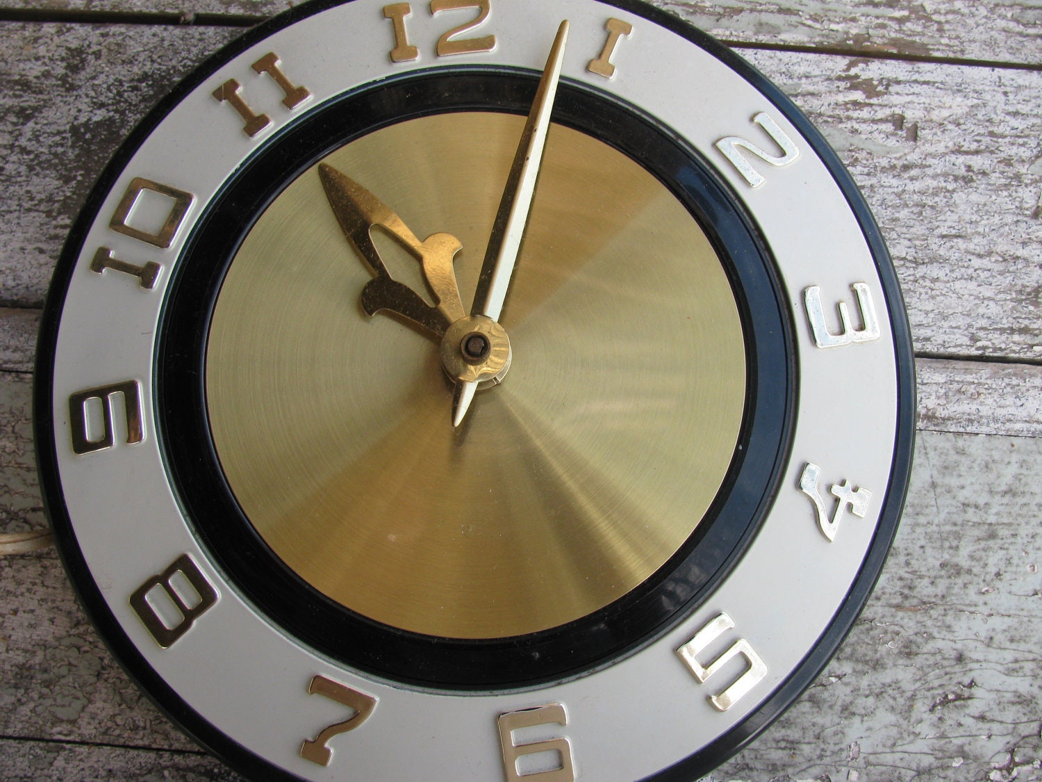 Old vintage Cool looking wall clock runs by lisasoldstuff on Etsy
