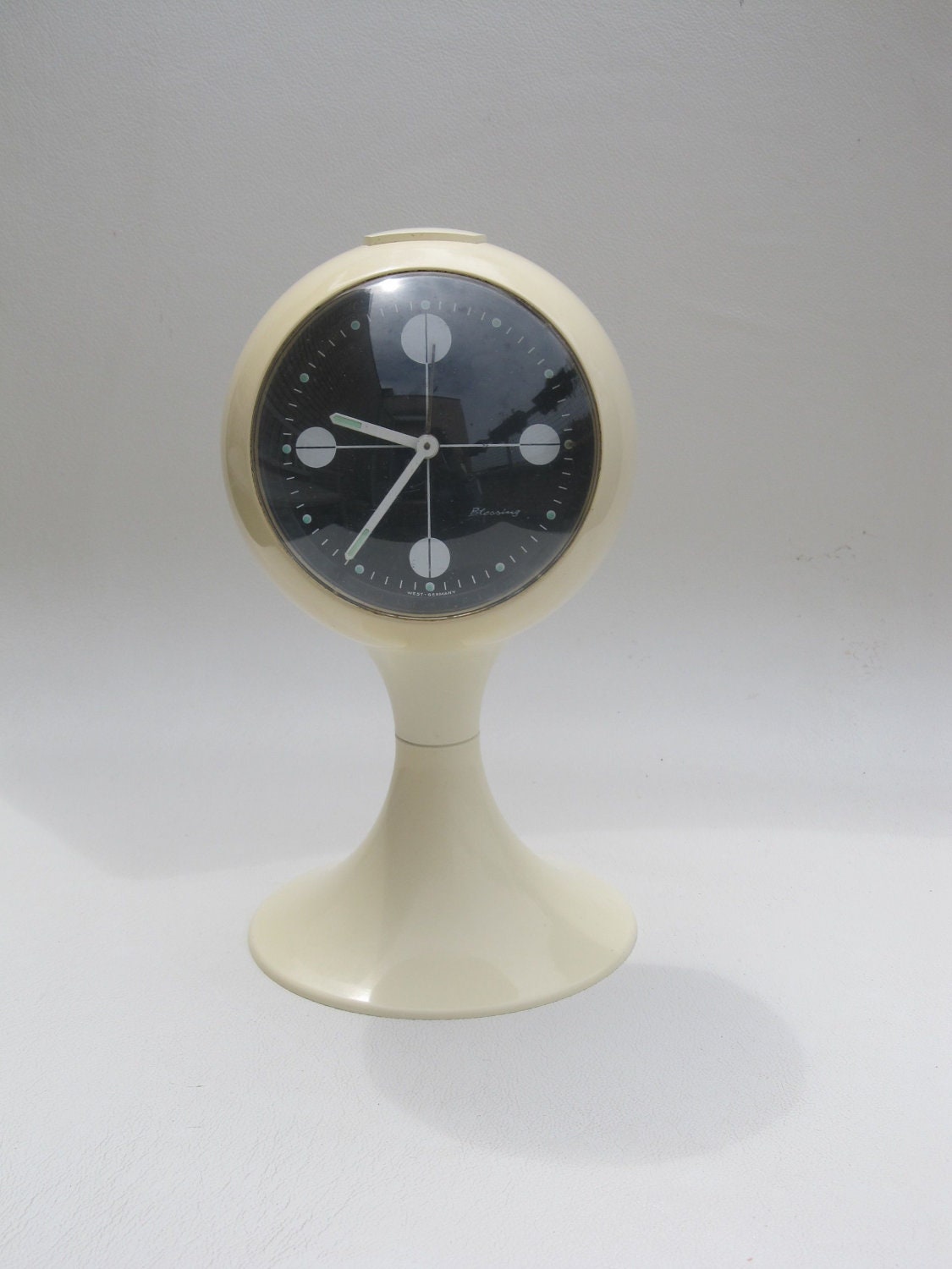 Blessing alarm clock, pedestal tulip shape, made in Germany. Space age era plastic alarm clock from the early 1970s