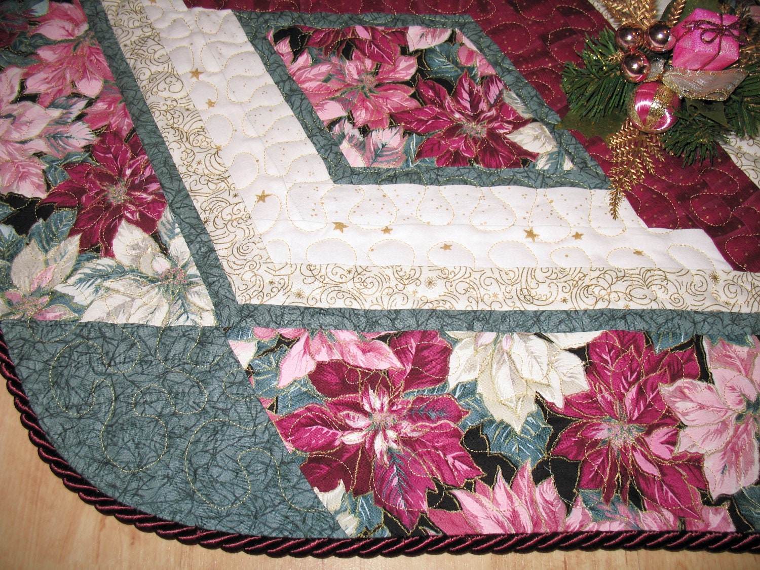 Christmas Tree Skirt Quilt  -  Burgundy Poinsettia  -  115
