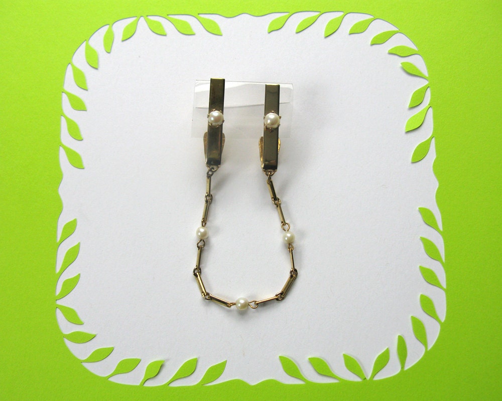 Vintage 1950s Faux Pearl and Goldtone Sweater Clip / Sweater Guard / Vintage Wedding