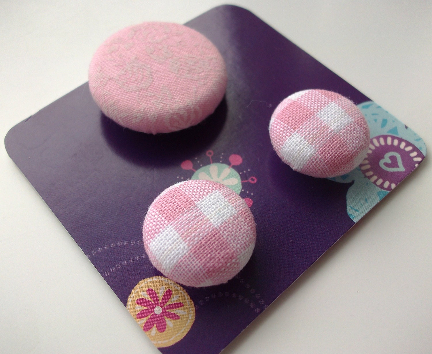 White Flowers & Pink : white and pink flowers and gingham, hand covered buttons, set of 3