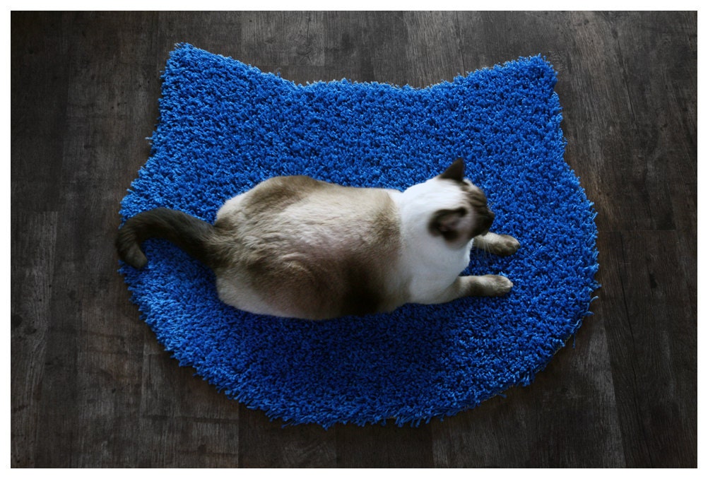 Fluffy electric blue carpet - cat head shape