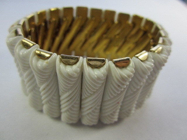 White Lucite Expansion Bracelet . Retro Vintage