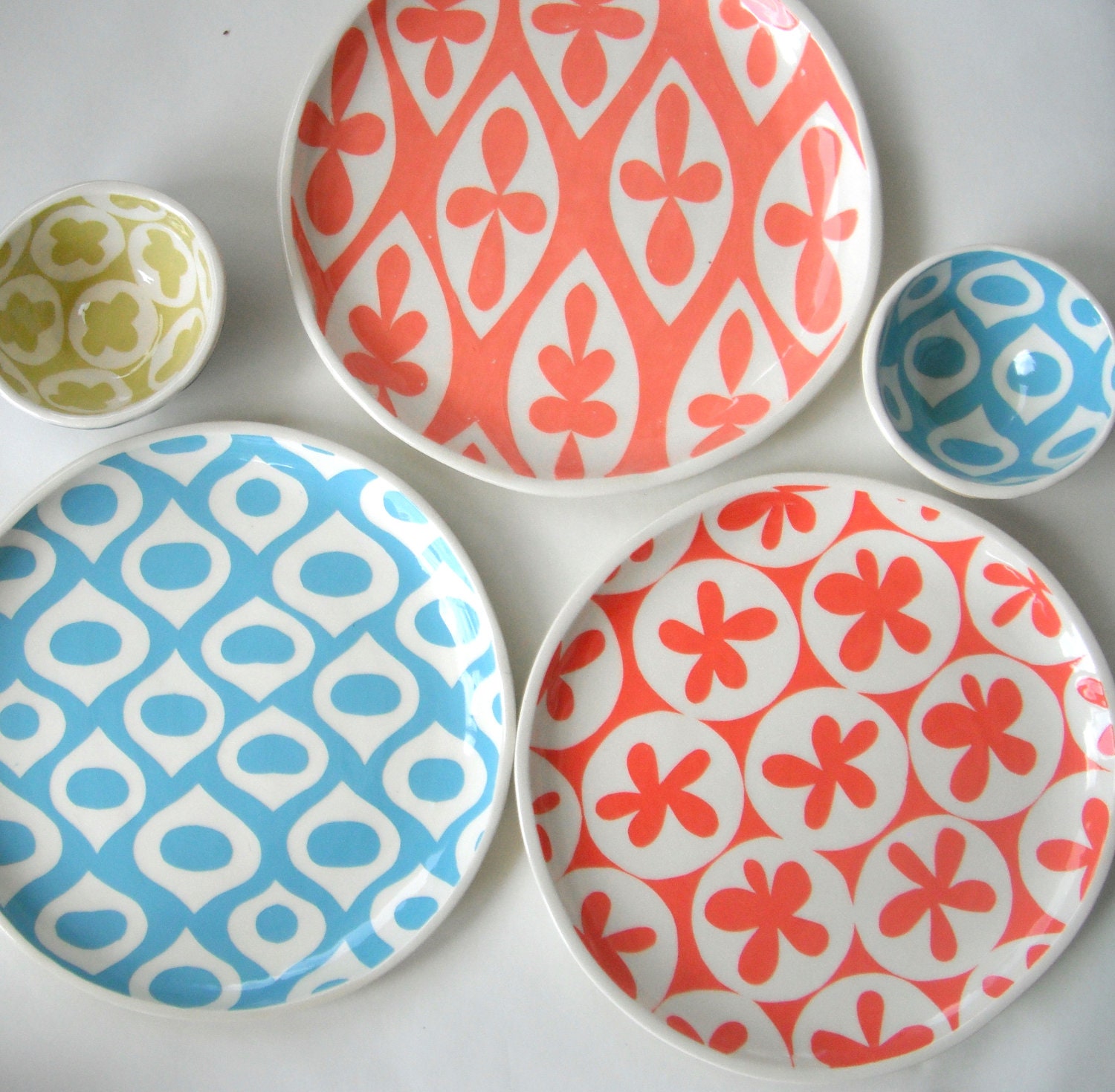 Round serving platter or tray Mediterranean pattern