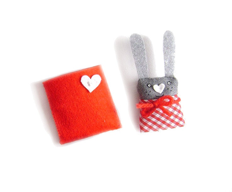 Felt Brooche - Shy Bunny. Bunny brooch.