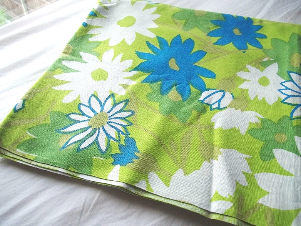 Vintage Green Crazy Daisy Flowered Tablecloth Mod 52 x 50