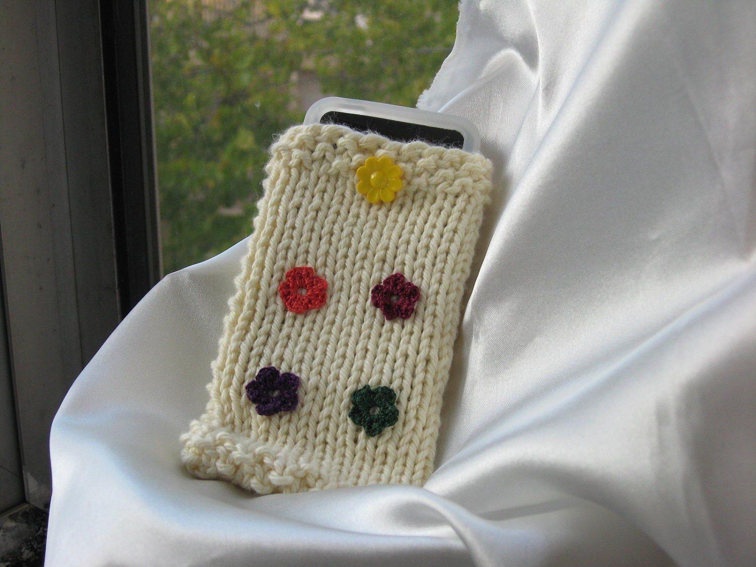 Knitted iphone/Galaxy case with tiny knitted flowers