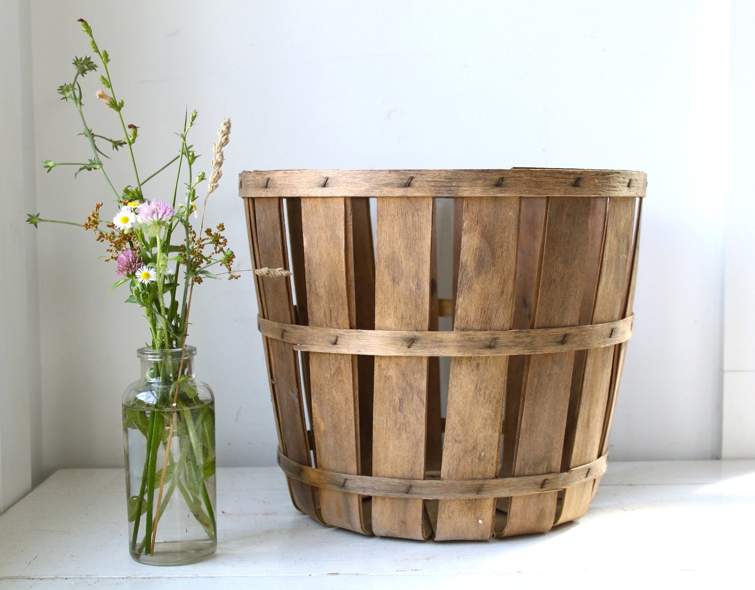 vintage 1950s bushel basket. farmer's wood slat apple basket. rustic primitive home decor / storage / organization.