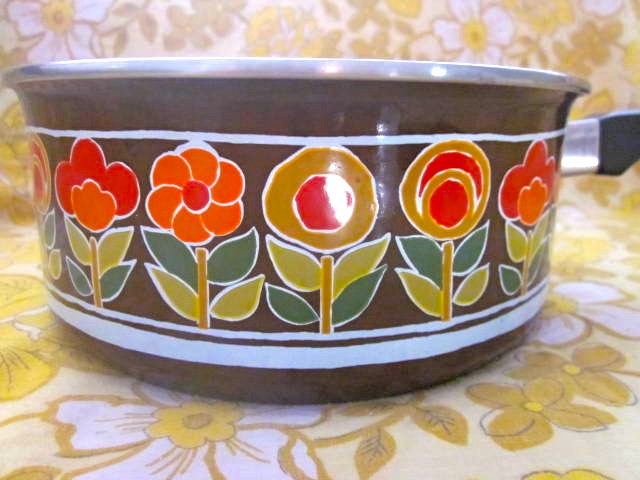 Pretty Vintage Pop Flowers 1970s Saucepan