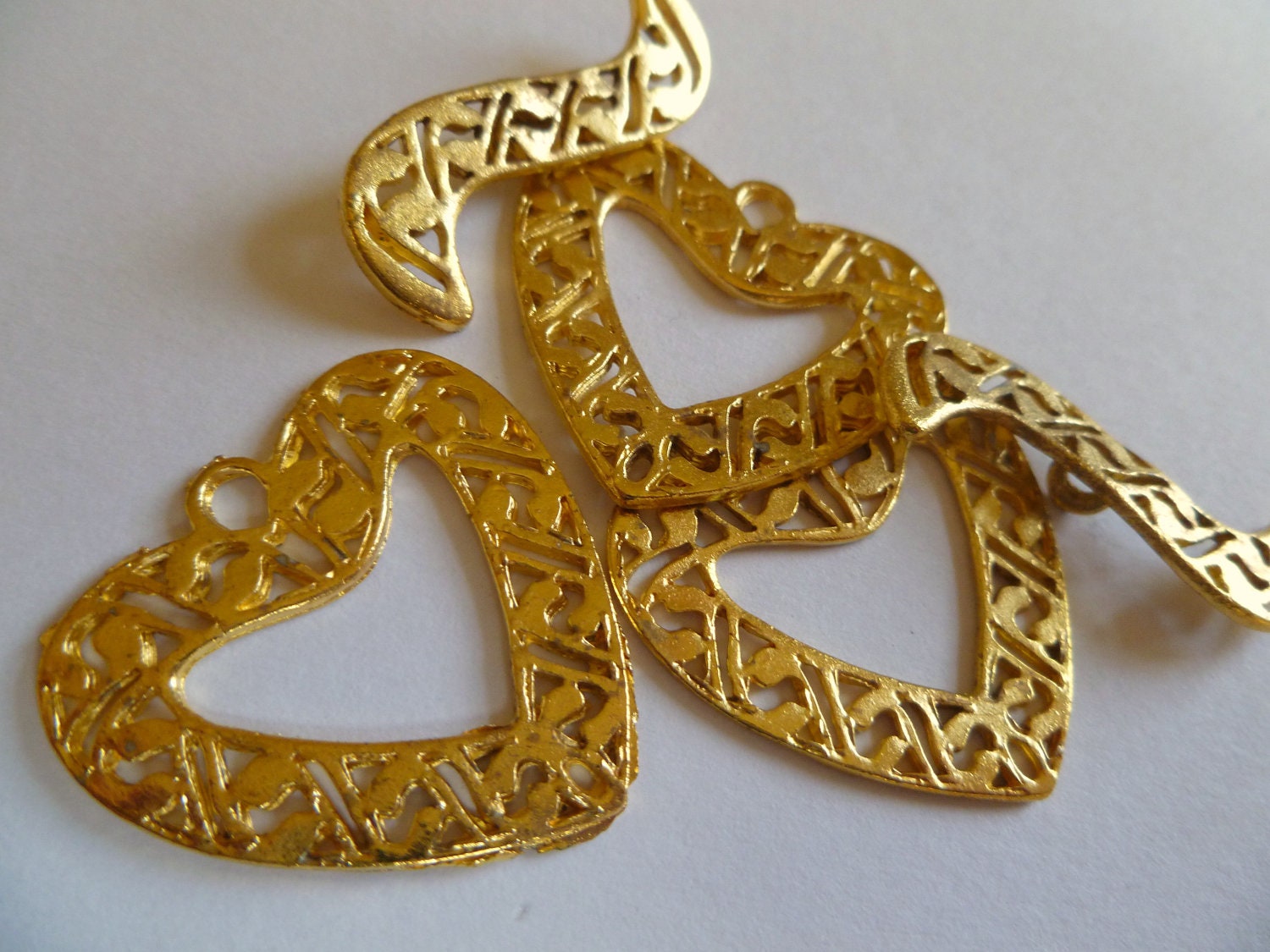 Clasp, toggle, "gold", 27mm filigree heart with curved bar. Sold per package of 3.