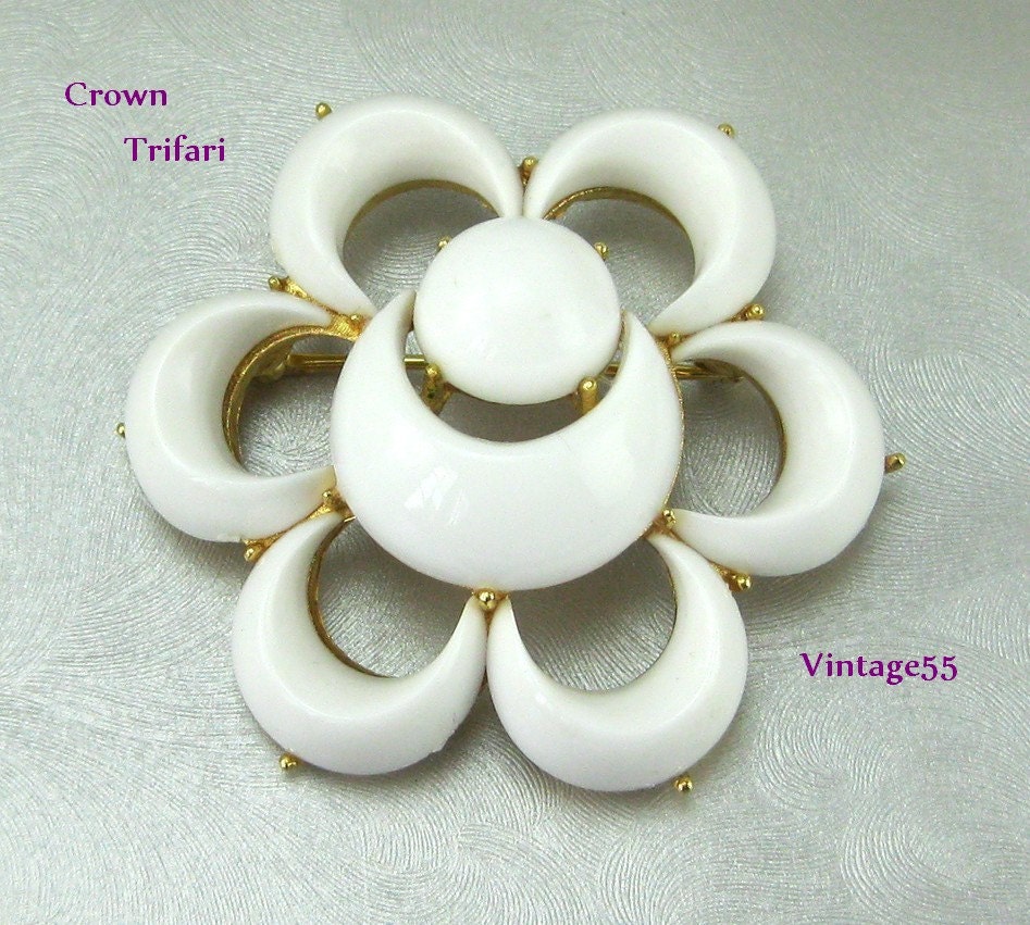 Vintage Brooch  Summer White Floral  Crown Trifari