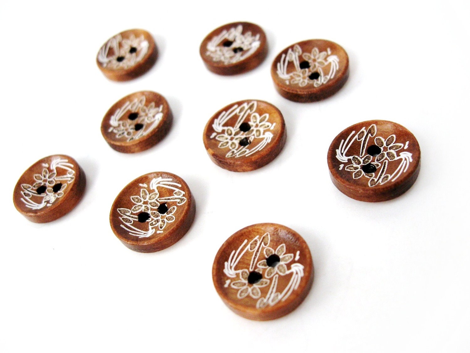 12 brown wooden button - white flowers pattern 13mm  (BB120H)