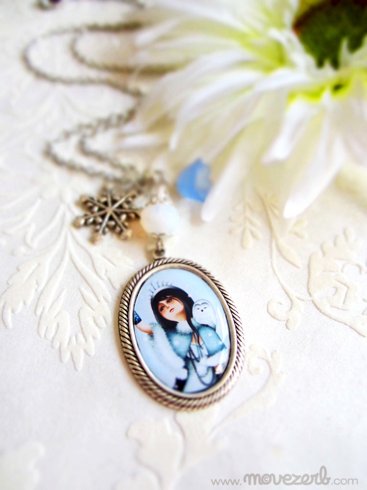 Yule - Illustrated cameo necklace
