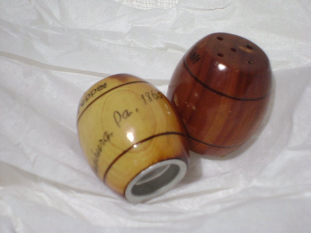 Vintage Salt and Pepper Shakers, Wooden Barrels, Gettysburg, Pennsylvania,  50s, 60s, Kitschy Souvenir