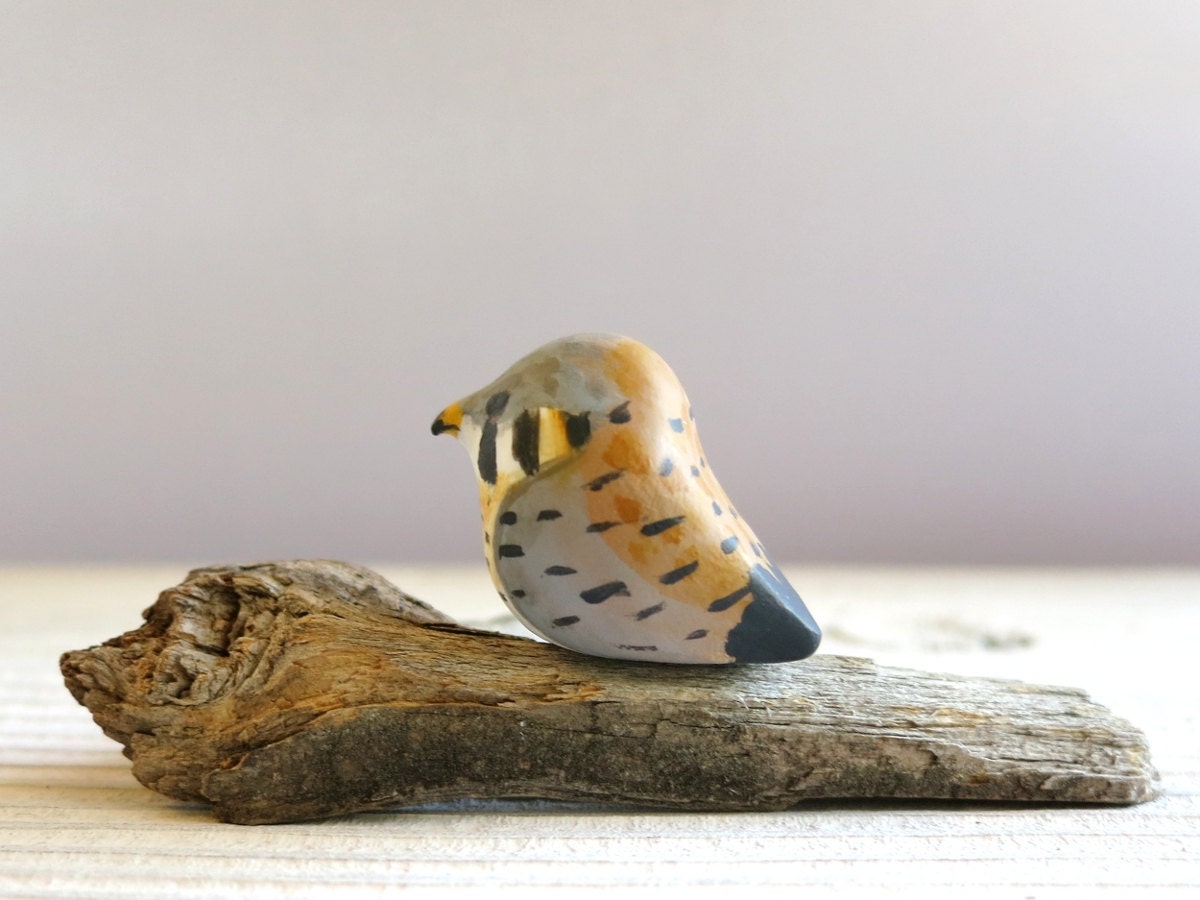 Kestrel pocket totem figurine