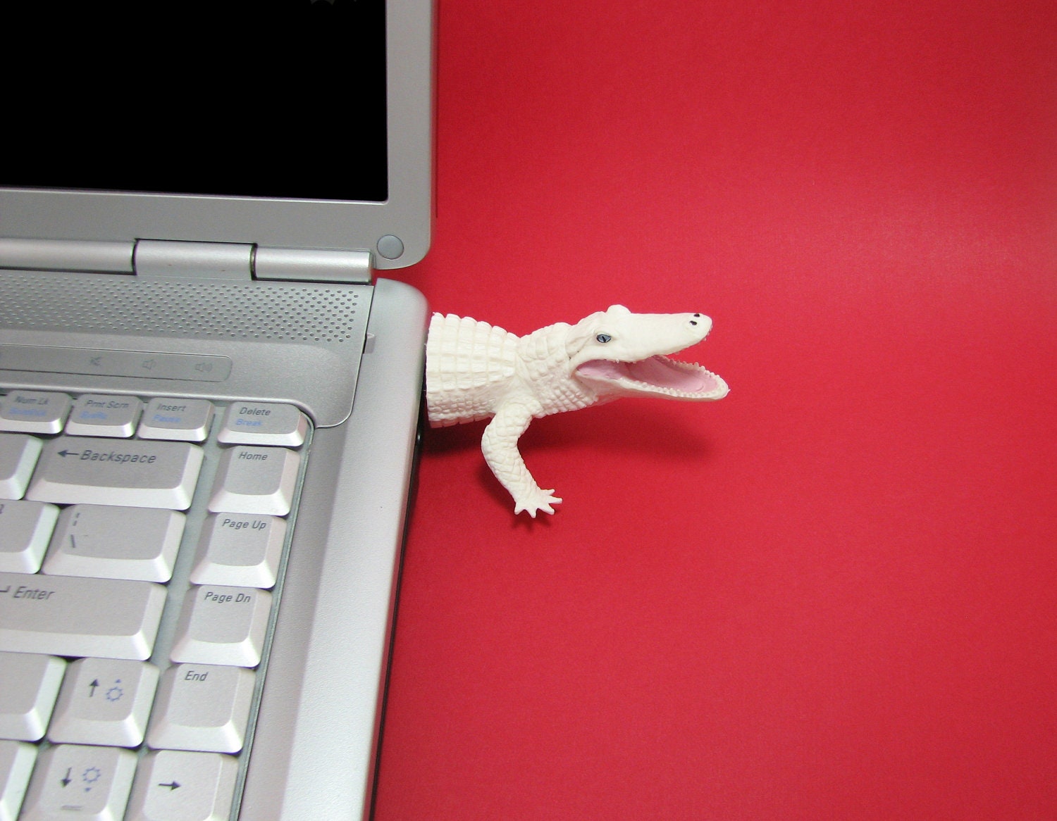 16 GB White Alligator USB Flash Drive