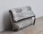 LARGE POUCH - lines/rain