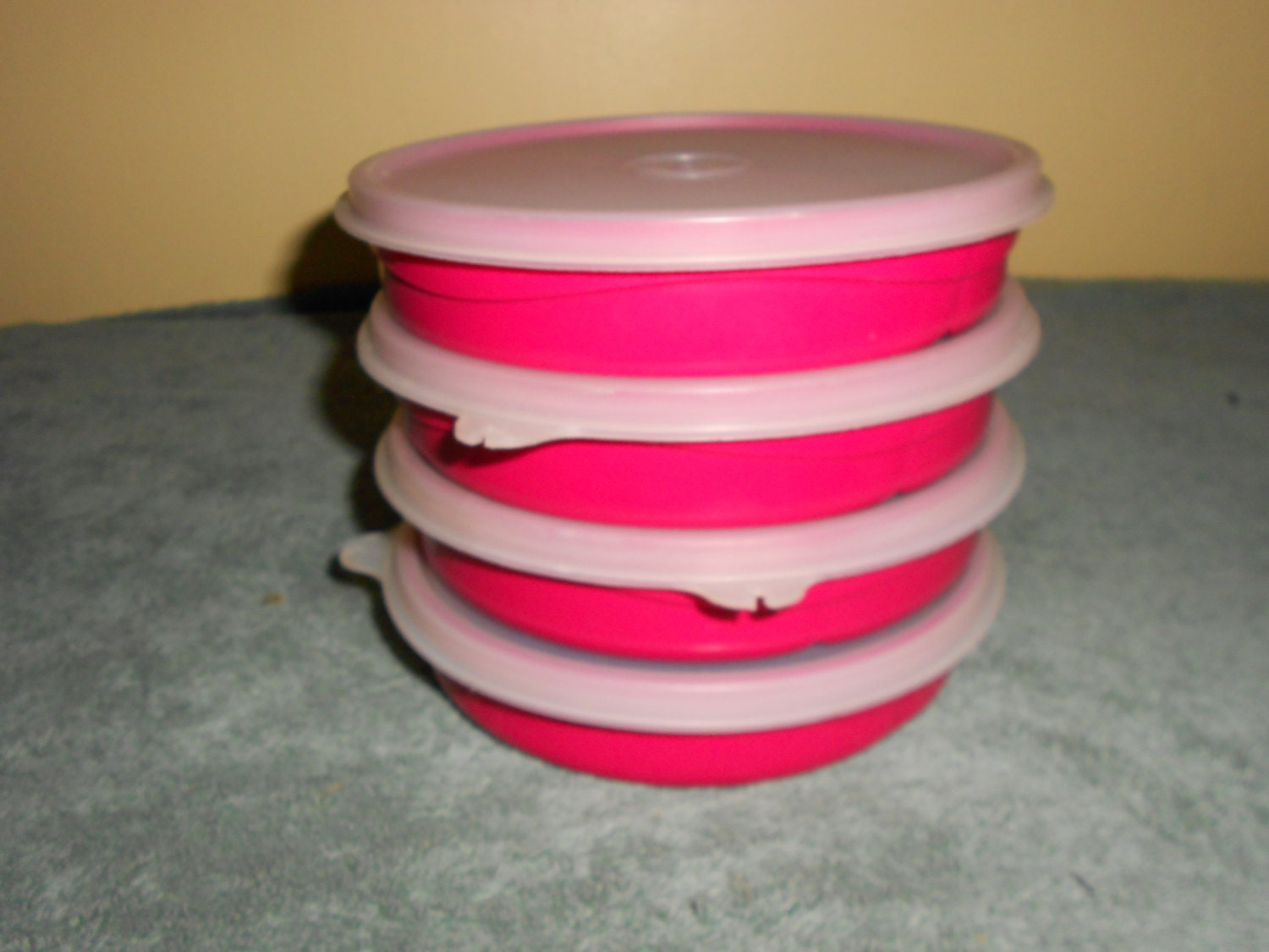 Tupperware Divided bowl set of 4 with lids by pamscrafts7631