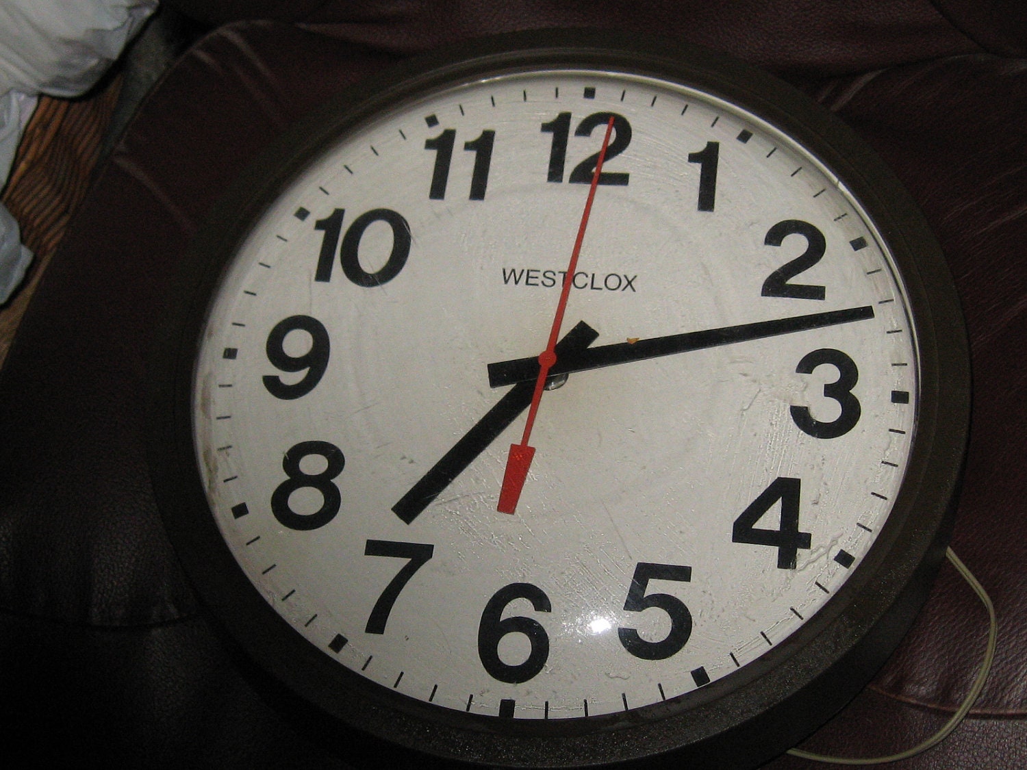 Vintage WESTCLOX BIG Numbers Wall CLOCK Brown Industrial School Works 14 in diameter